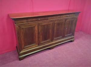 Schmales Sideboard mit vier Türen